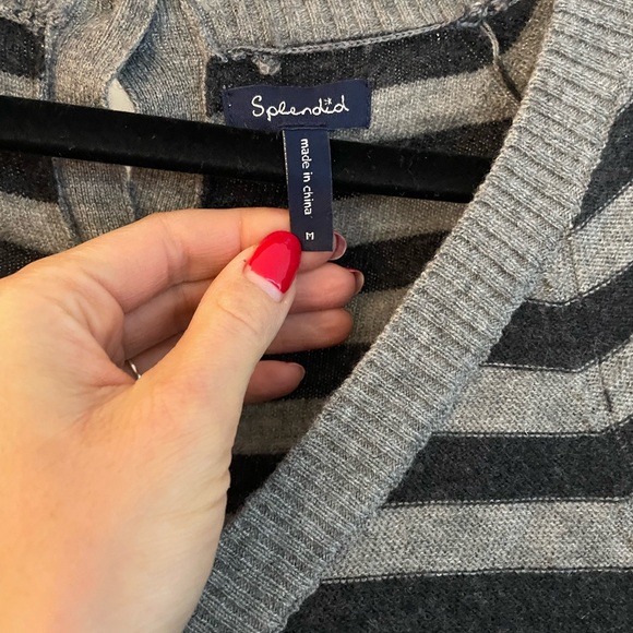 Splendid wool and cashmere v neck sweater with a button down back detail. Size M - Picture 4 of 4